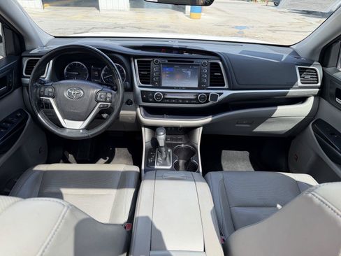 Used 2018 Toyota Highlander Limited Platinum FWD image 22