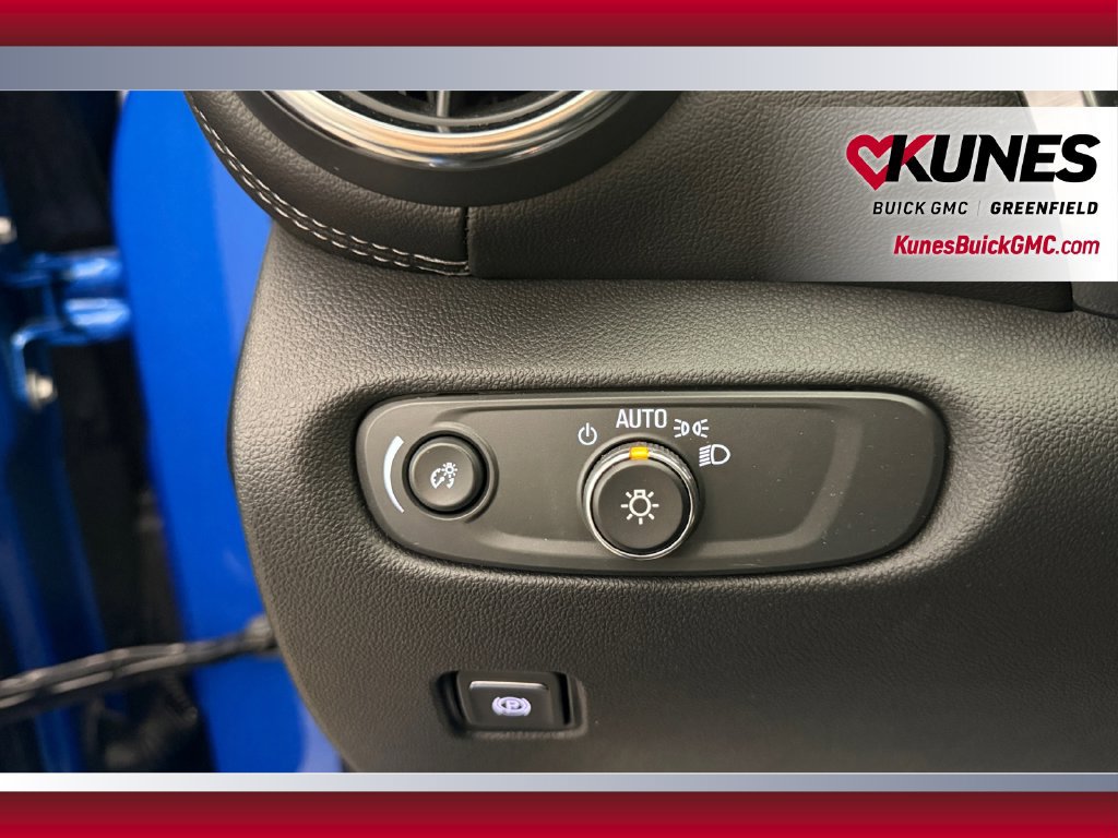Used 2025 Chevrolet Blazer LT FWD image 19
