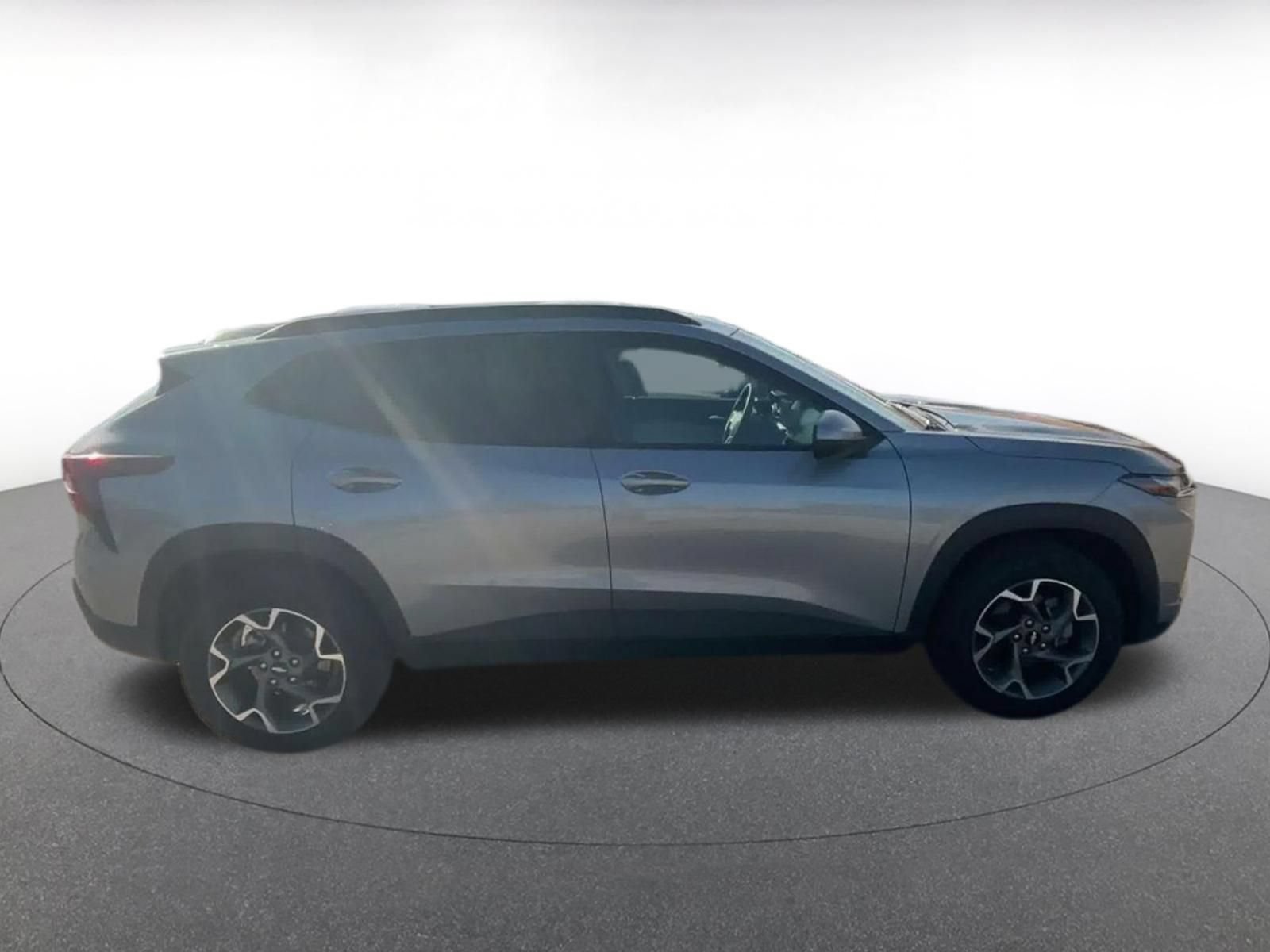Used 2025 Chevrolet Trax LT FWD image 15