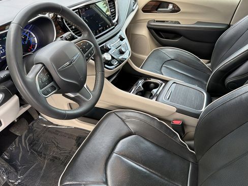 Used 2023 Chrysler Pacifica Limited FWD image 7