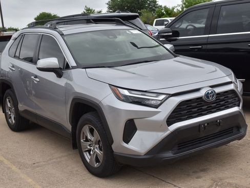 Used 2023 Toyota RAV4 XLE w/ Convenience Package image 4