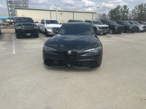Used 2023 Alfa Romeo Giulia Estrema image 2