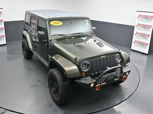 Used 2007 Jeep Wrangler Unlimited Sahara w/ Dual Top Group AWD/4WD image 21