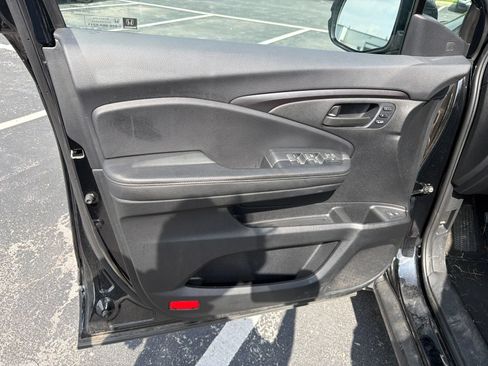 Used 2025 Honda Passport EX-L image 11