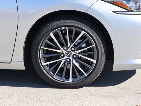 Used 2025 Lexus ES 350 w/ Premium Package image 11