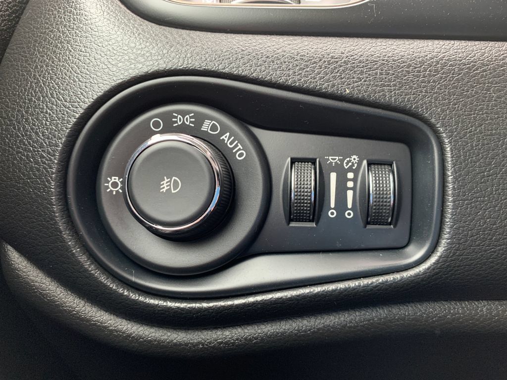 Used 2023 Jeep Renegade Latitude AWD/4WD image 22
