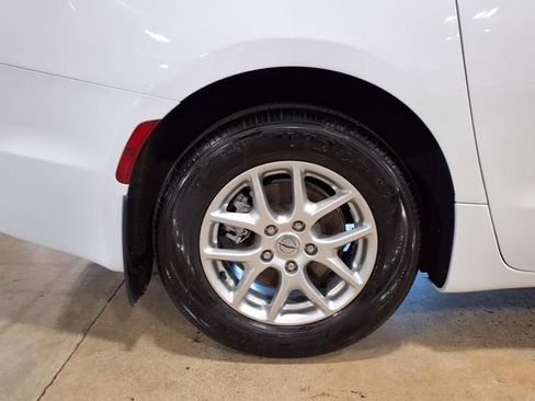 Certified 2024 Chrysler Pacifica Touring-L image 9