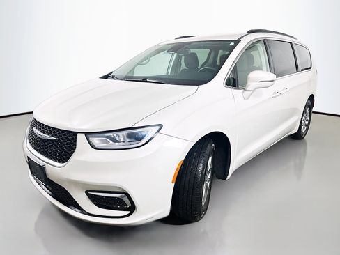 Used 2021 Chrysler Pacifica Touring image 3