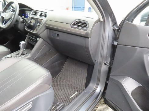 Used 2022 Volkswagen Tiguan SE image 25