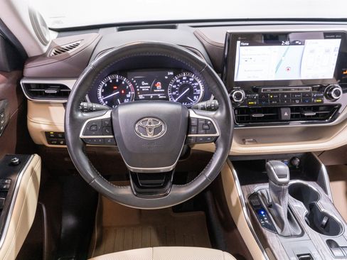 Used 2022 Toyota Highlander Platinum FWD image 11