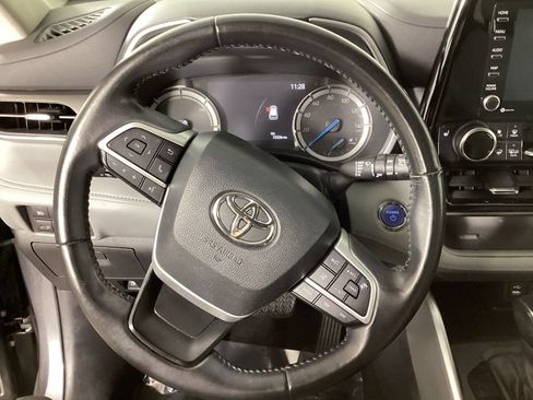 Used 2022 Toyota Highlander XLE AWD/4WD image 13