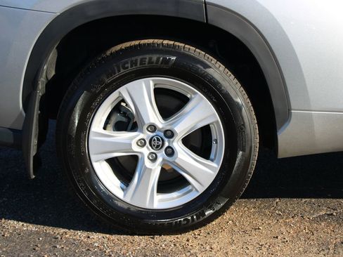 Used 2024 Toyota Highlander LE AWD/4WD image 13