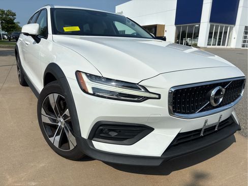 Used 2021 Volvo V60 T5 Cross Country AWD/4WD image 4