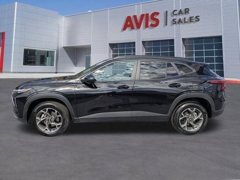 Used 2025 Chevrolet Trax LT w/ LT Convenience Package image 10