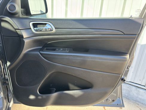 Used 2019 Jeep Grand Cherokee Altitude image 36