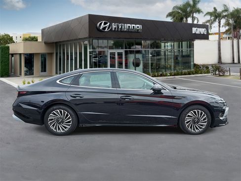 Certified 2025 Hyundai Sonata Limited image 2