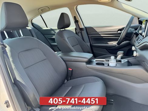 Used 2025 Nissan Altima 2.5 SV FWD image 33