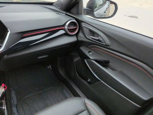 Used 2025 Chevrolet Trax RS w/ Sunroof Package image 16