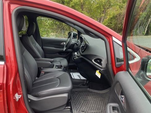 Used 2025 Chrysler Voyager LX image 27