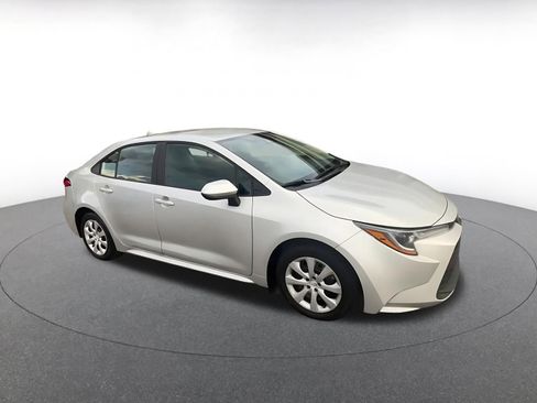 Used 2025 Toyota Corolla LE image 2