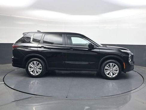 Used 2025 Mitsubishi Outlander ES image 3