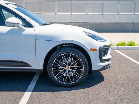 Certified 2026 Porsche Macan AWD/4WD image 9