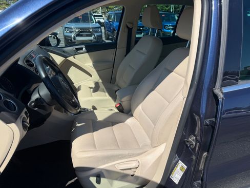 Used 2011 Volkswagen Tiguan SE image 18