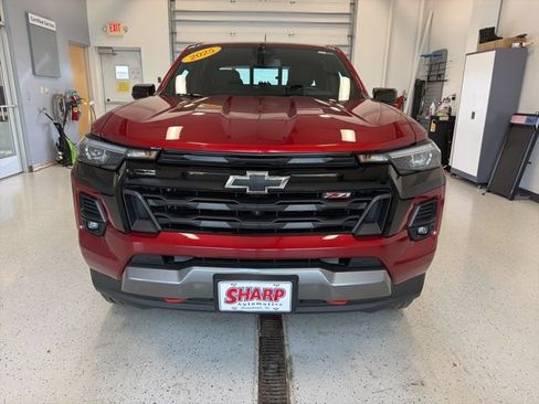 Used 2025 Chevrolet Colorado Z71 w/ Technology Package AWD/4WD image 4