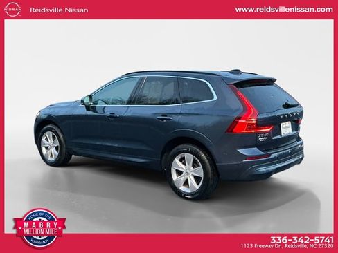 Used 2022 Volvo XC60 B5 Momentum image 4