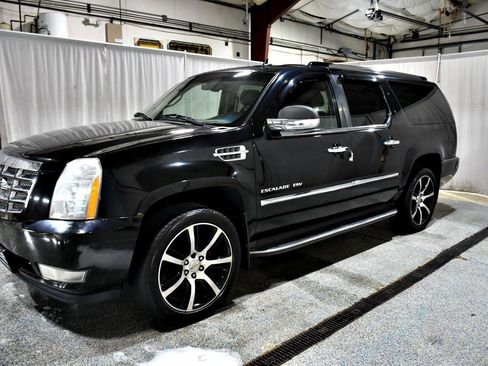 Used 2011 Cadillac Escalade ESV Luxury image 31