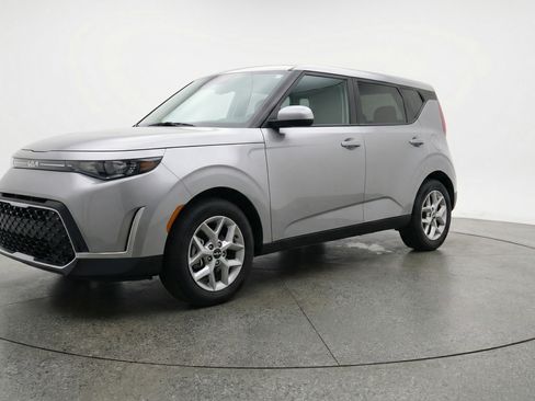 Used 2025 Kia Soul LX w/ LX Technology Package FWD image 3