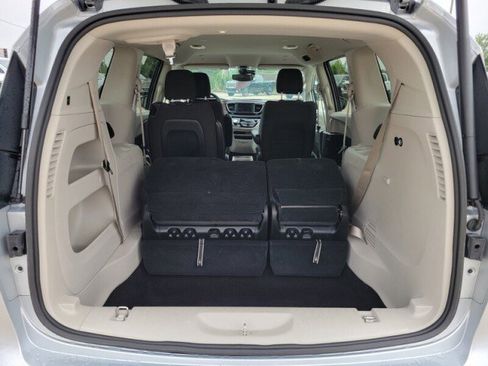 Used 2023 Chrysler Voyager LX FWD image 7