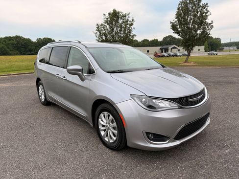 Used 2018 Chrysler Pacifica Touring-L FWD image 7