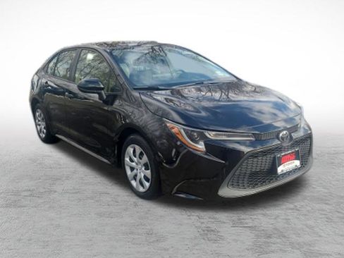 Certified 2021 Toyota Corolla LE image 3