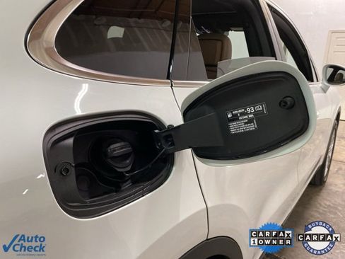 Used 2022 Porsche Cayenne w/ Premium Package image 92