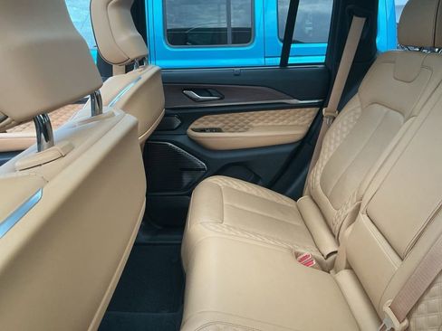 Used 2022 Jeep Grand Cherokee Summit w/ Luxury Tech Group V image 7