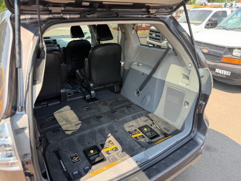 Used 2013 Toyota Sienna SE FWD image 10