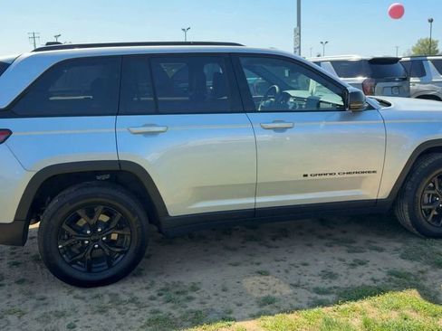 Used 2025 Jeep Grand Cherokee Altitude AWD/4WD image 7