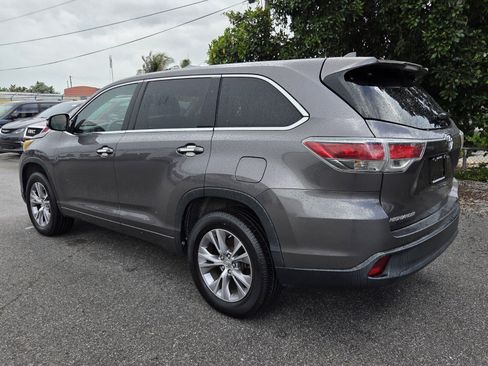 Used 2015 Toyota Highlander Plus FWD image 3
