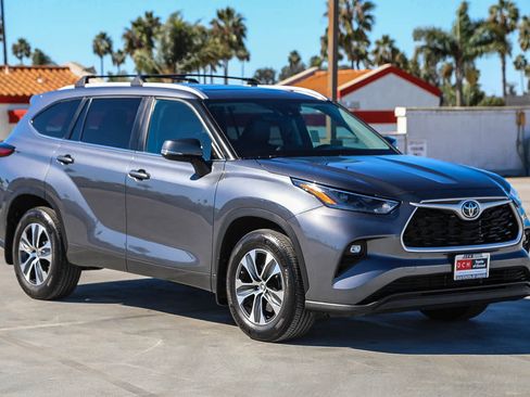 Used 2023 Toyota Highlander XLE image 4