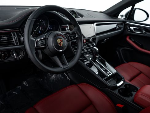 Certified 2025 Porsche Macan AWD/4WD image 4