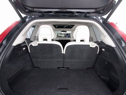 Certified 2022 Volvo XC90 T6 Momentum image 29