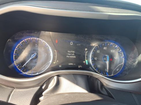 Used 2023 Chrysler Pacifica Touring-L image 12