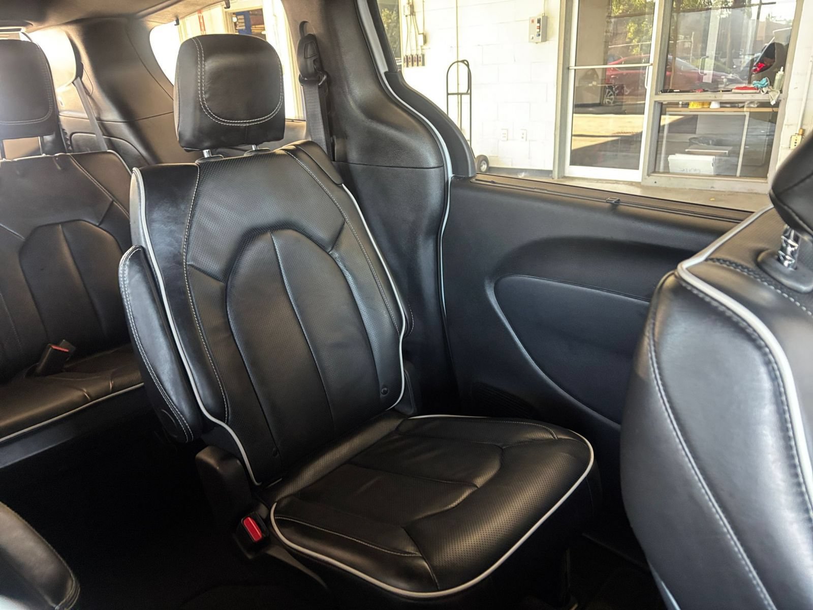 Used 2025 Chrysler Pacifica Limited FWD image 41
