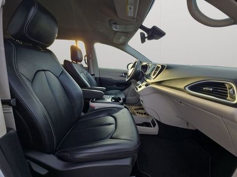 Used 2024 Chrysler Pacifica Touring-L image 15
