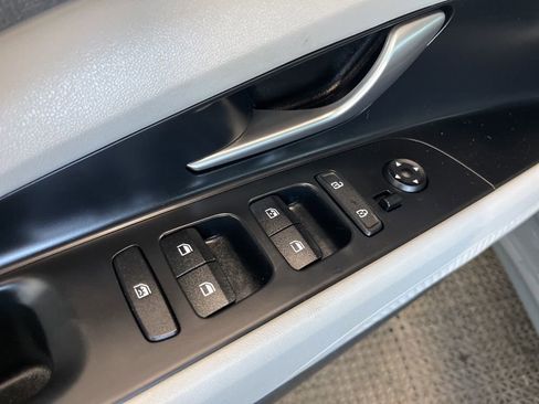 Used 2021 Hyundai Elantra Limited w/ Cargo Package image 6