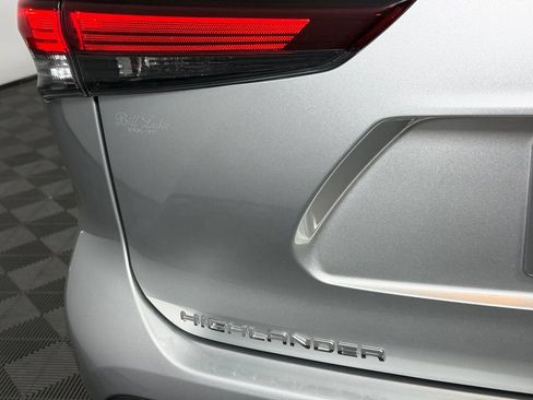Used 2025 Toyota Highlander XLE FWD image 13