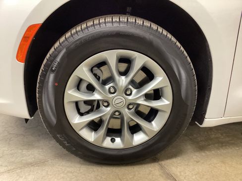 New 2026 Chrysler Pacifica Select image 10