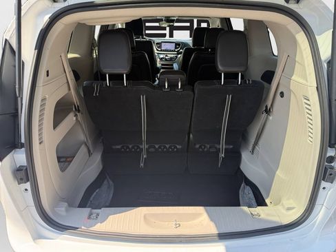 Used 2024 Chrysler Pacifica Touring-L FWD image 12