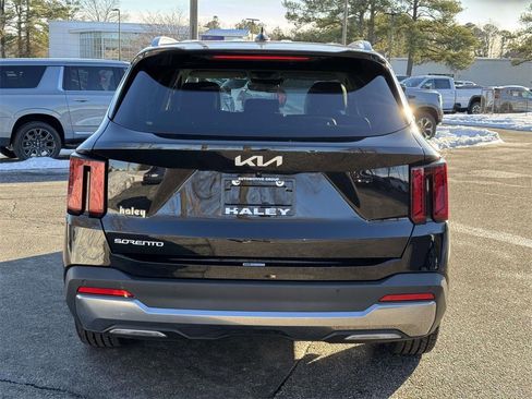 Used 2024 Kia Sorento S image 23